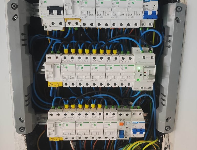 Cuadro eléctrico residencial con cableado ordenado